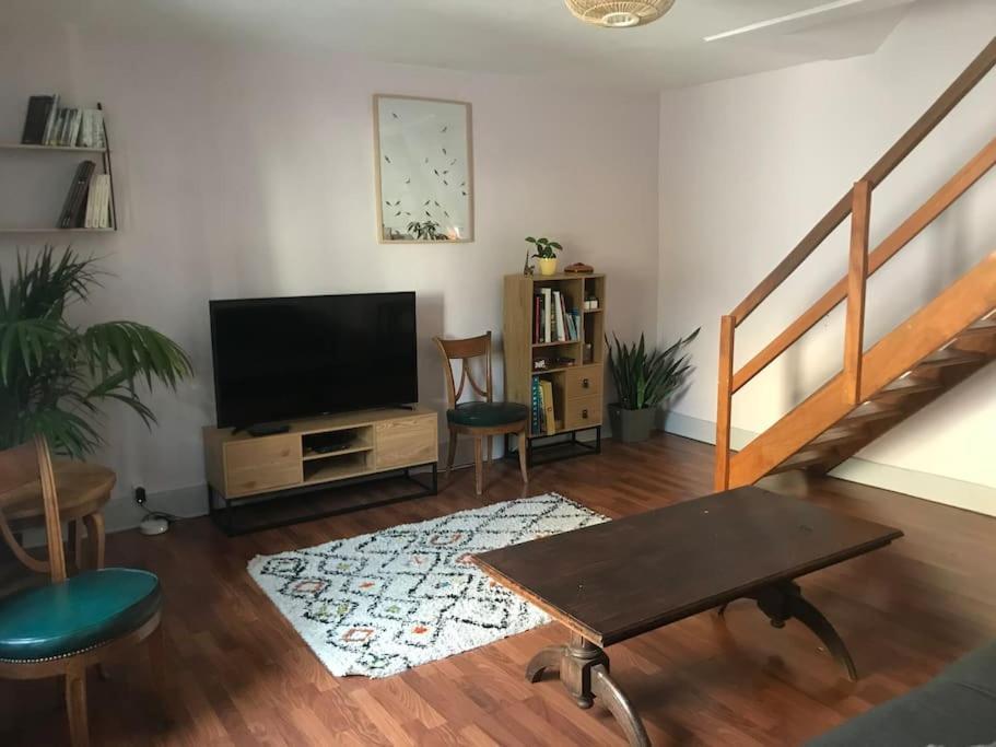 Charmant Appartement Au Calme Avec Parking ブザンソン エクステリア 写真